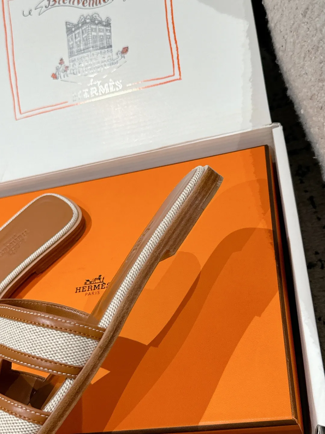 👟👟Ex-factory price 480👟👟 HERMES Hermès Oran series H classic slippers flat slippers 2025 spring and summer latest color matching family portrait ❤️ Original development Purchasing quality Integrated rhinestones, rivets, palm prints, graffiti, embroidery and other details make the simple H slippers new! Add more matching possibilities! The basic colors and this year’s hot new colors are all with your eyes closed. A must-have item for H fans in summer❤️Every color is beautiful ✔️Upper: cowhide/sheep/hot diamond/denim ✔️Foot: original sheepskin ✔️Sole: Italian A-grade double-layer leather outsole ✔️Size: #35-42 (40.41.42 custom-made, non-refundable)